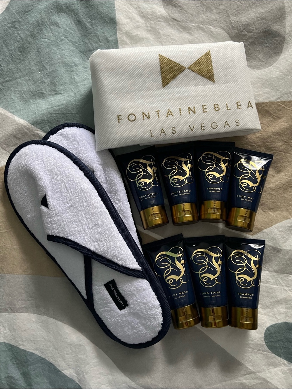 Fontainebleau Las Vegas Guest Slippers & Amenity Set - White & Navy